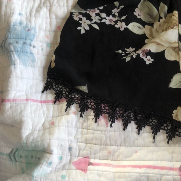 Flower shorts - Picture 3 of 3